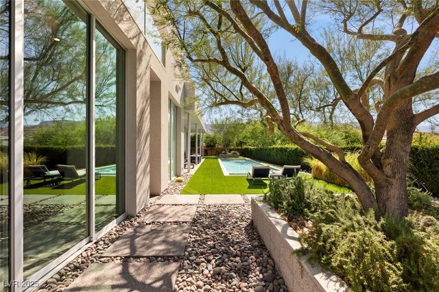 94 Hawk Ridge Drive, Las Vegas, NV 89135