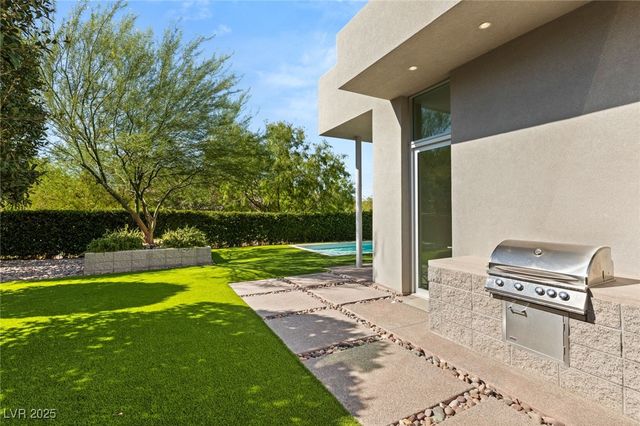 94 Hawk Ridge Drive, Las Vegas, NV 89135