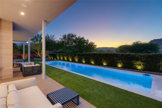 94 Hawk Ridge Drive, Las Vegas, NV 89135