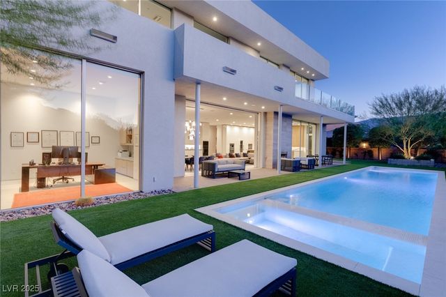 94 Hawk Ridge Drive, Las Vegas, NV 89135