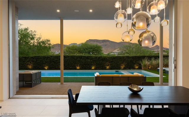 94 Hawk Ridge Drive, Las Vegas, NV 89135