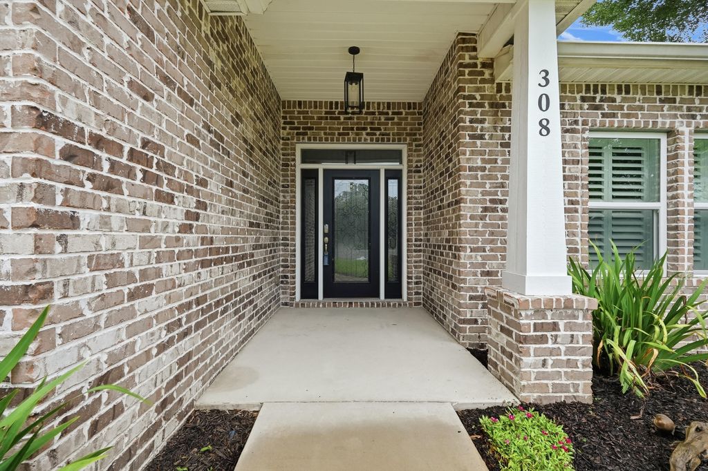 Image 2 of property listing at 308 Bella Vista Road, Fort Walton Beach, FL 32547