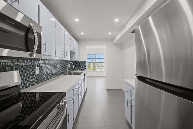 4174 Inverrary Drive 902, Lauderhill, FL 33319