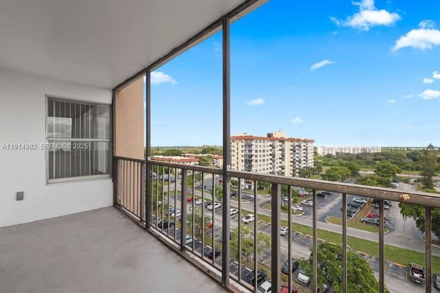 4174 Inverrary Drive 902, Lauderhill, FL 33319