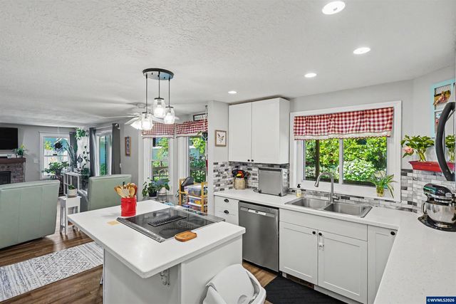 6695 McLeod Ln NE, Keizer, OR 97303