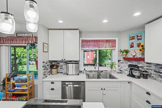 6695 McLeod Ln NE, Keizer, OR 97303