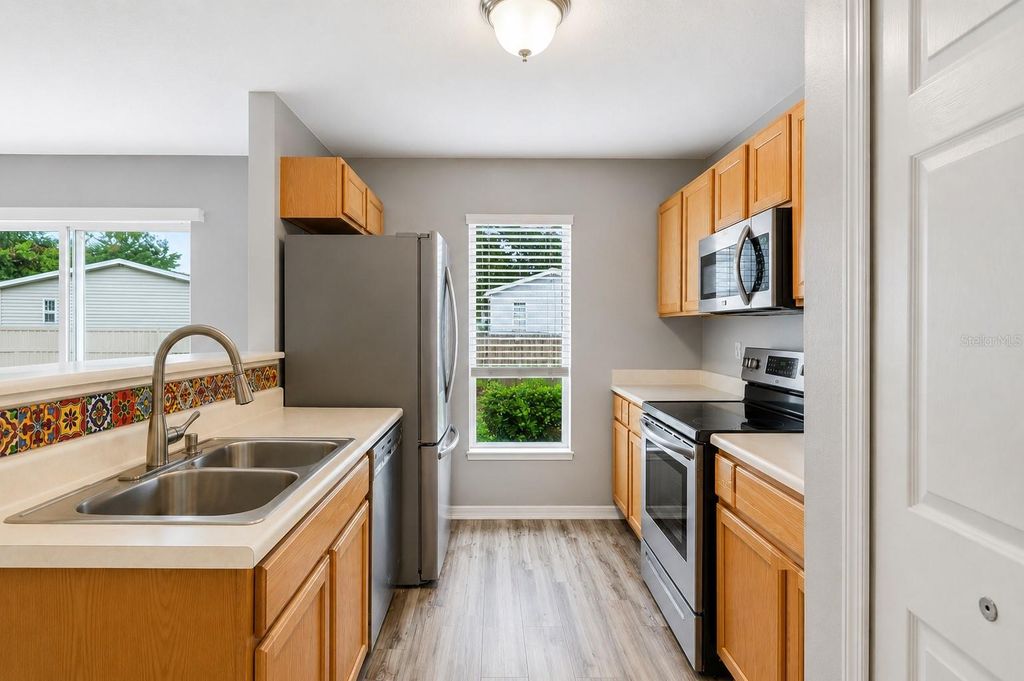 Image 4 of property listing at 9848 ASHBURN LAKE DRIVE, Tampa, FL 33610