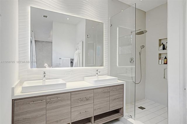 650 NE 193rd Ter 650, Miami, FL 33179