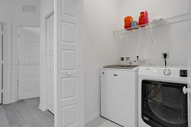 650 NE 193rd Ter 650, Miami, FL 33179