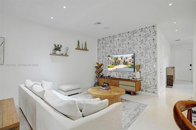 650 NE 193rd Ter 650, Miami, FL 33179