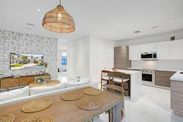 650 NE 193rd Ter 650, Miami, FL 33179