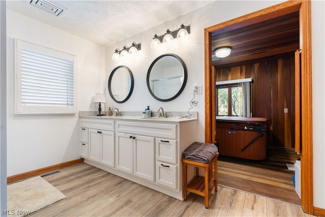 9707 Lakewood Drive NE, Mineral City, OH 44656