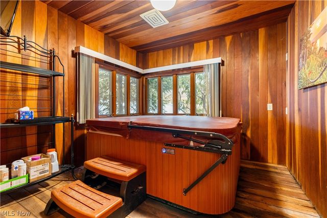 9707 Lakewood Drive NE, Mineral City, OH 44656