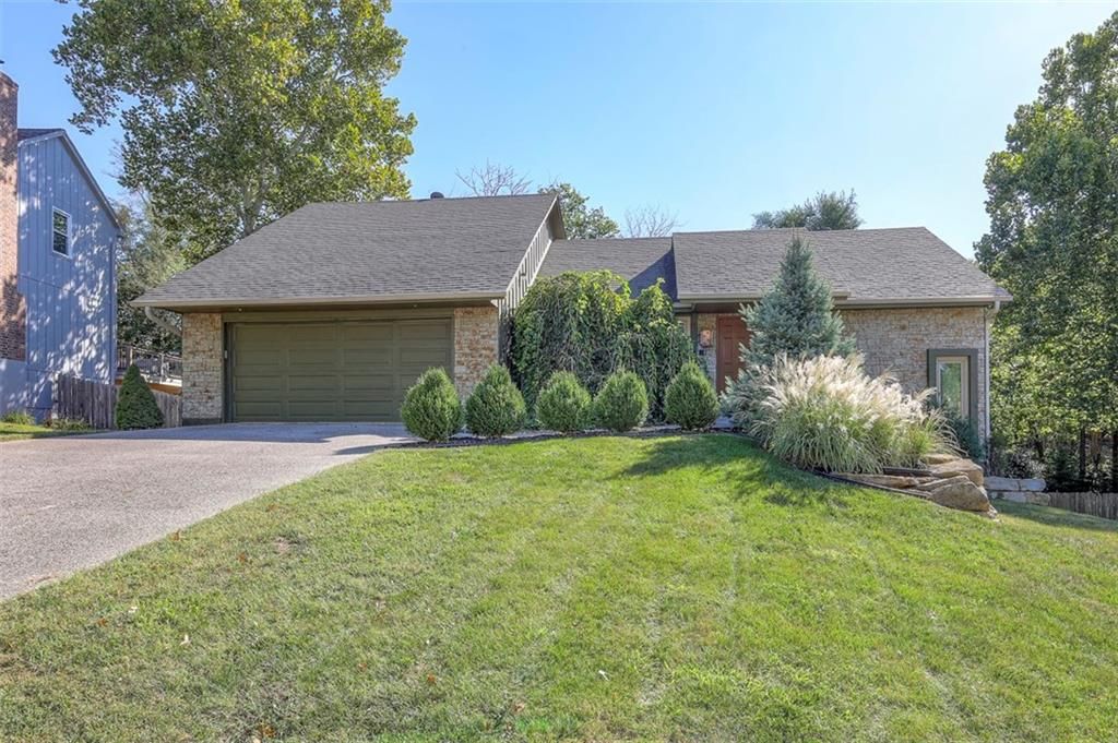 7549 Westgate Street, Lenexa, KS 66216