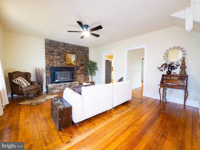 440 E QUEEN ST, Strasburg, VA 22657