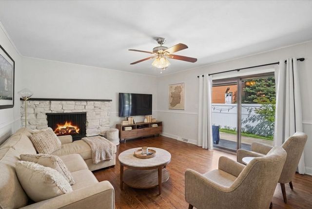 910 Birch Court, Deerfield, IL 60015