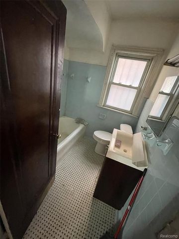 17152 Santa Rosa Drive, Detroit, MI 48221