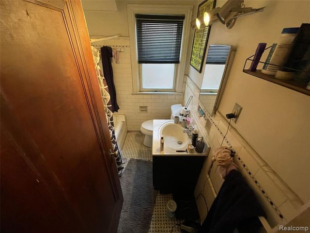 17152 Santa Rosa Drive, Detroit, MI 48221