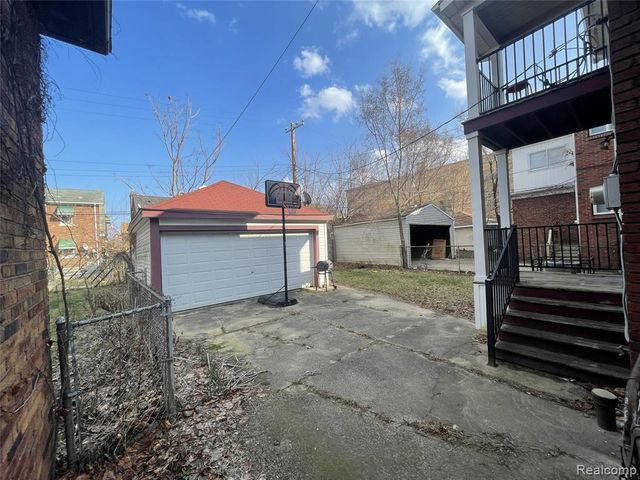 17152 Santa Rosa Drive, Detroit, MI 48221