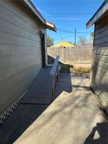2704 Willard St, Corpus Christi, TX 78404