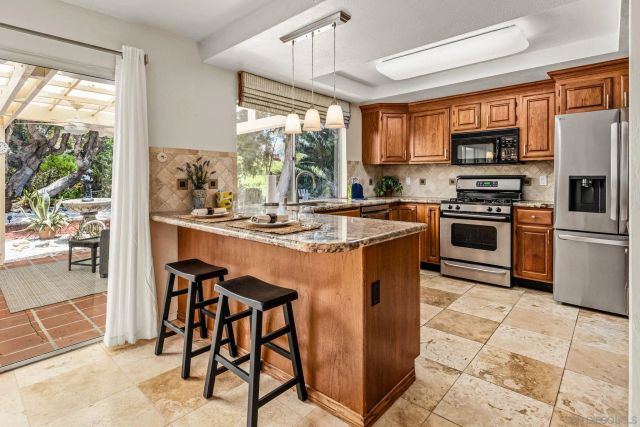 2070 Fuerte Lane, Escondido, CA 92026