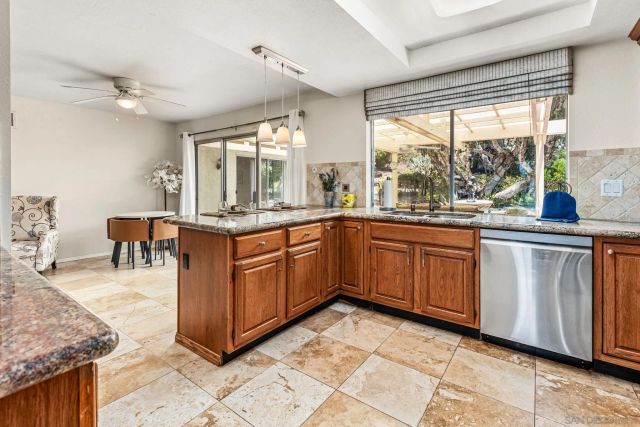 2070 Fuerte Lane, Escondido, CA 92026