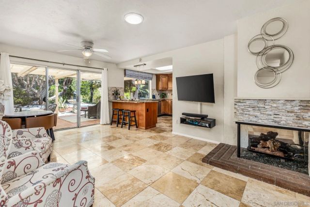 2070 Fuerte Lane, Escondido, CA 92026