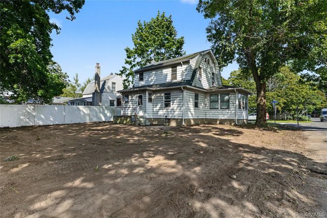 2 Willett Avenue, Sayville, NY 11782