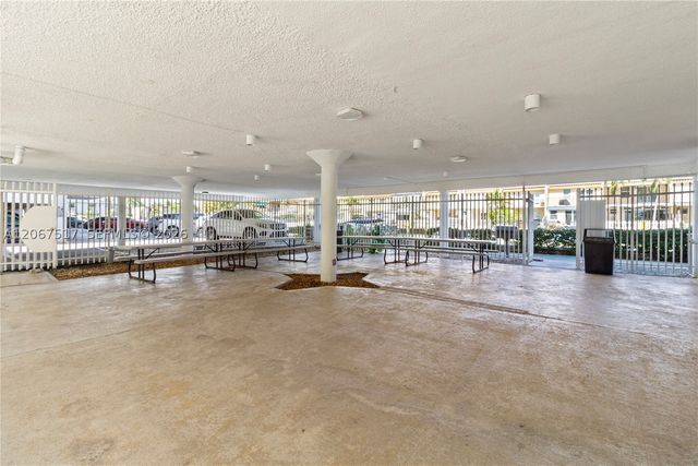 3703 NE 166th St 904, North Miami Beach, FL 33160