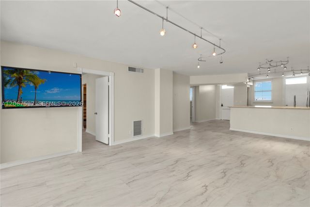3703 NE 166th St 904, North Miami Beach, FL 33160