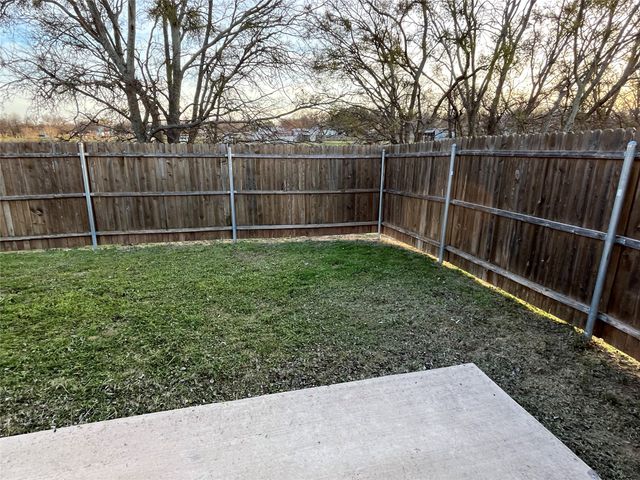 804 Peaceful Brook Drive, Fort Worth, TX 76140