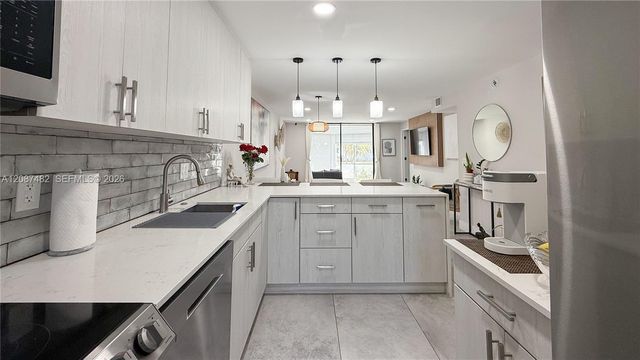 400 SE 10th Street 112, Deerfield Beach, FL 33441