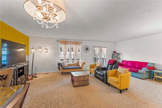 1368 Meadowbrook Dr, North Strabane, PA 15317