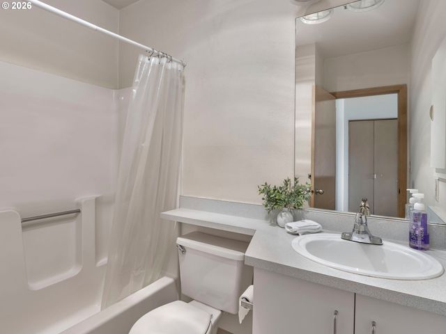 232 Nw UPTOWN Ter 1B, Portland, OR 97210