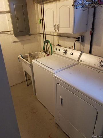 12835 W Parkway Street, Detroit, MI 48223