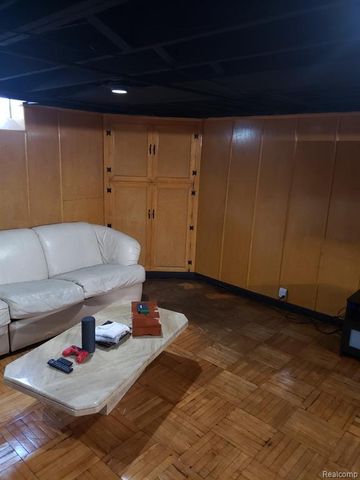 12835 W Parkway Street, Detroit, MI 48223