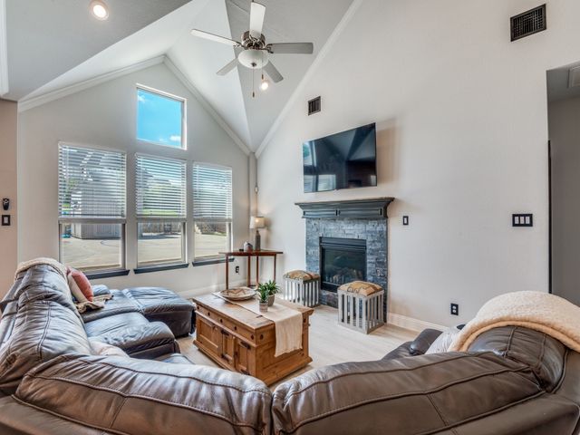 1232 Rushmore Drive, Burleson, TX 76028