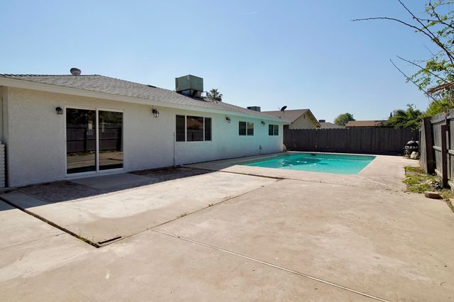 1690 W Kanai Avenue, Porterville, CA 93257