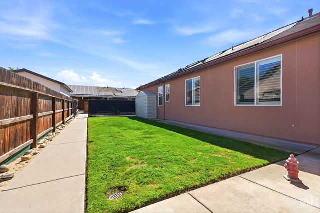 1998 Albarino Street, Tulare, CA 93274