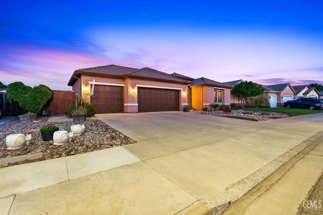 1998 Albarino Street, Tulare, CA 93274