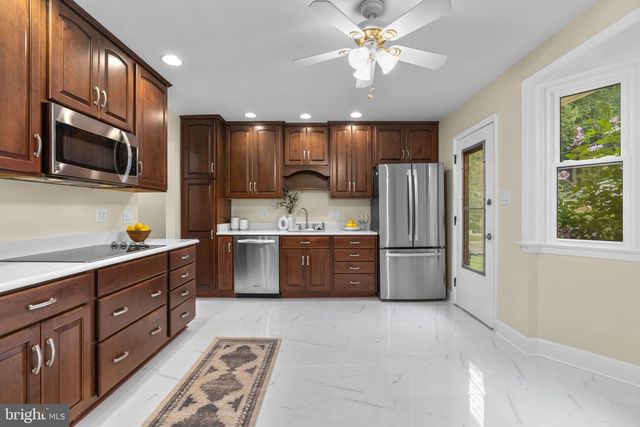 6412 HOLLINS DR, Bethesda, MD 20817