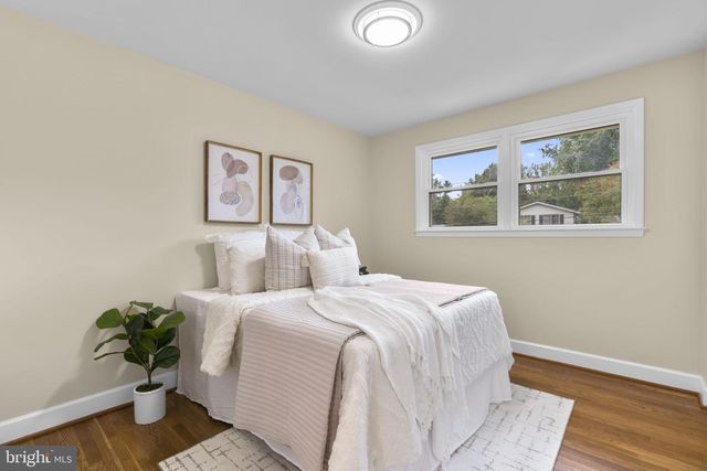 6412 HOLLINS DR, Bethesda, MD 20817