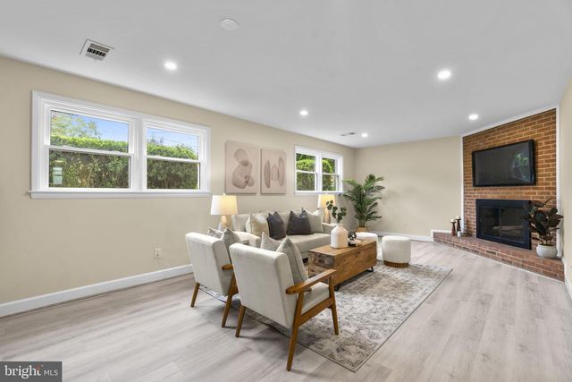 6412 HOLLINS DR, Bethesda, MD 20817