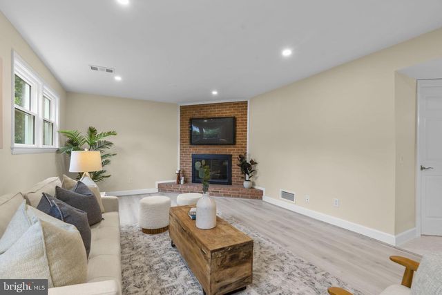 6412 HOLLINS DR, Bethesda, MD 20817