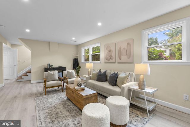 6412 HOLLINS DR, Bethesda, MD 20817