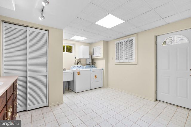 6412 HOLLINS DR, Bethesda, MD 20817