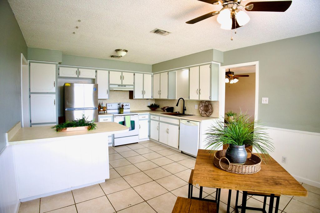 Image 18 of property listing at 1339 Fox Hollow Street, San Angelo, TX 76905