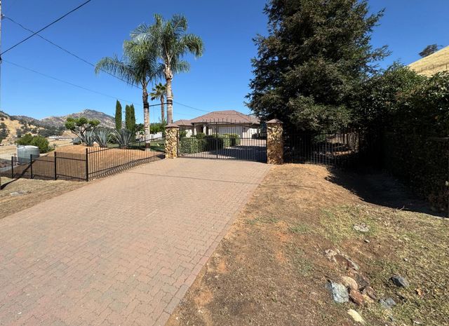 6276 Hilltop Drive, Sanger, CA 93657
