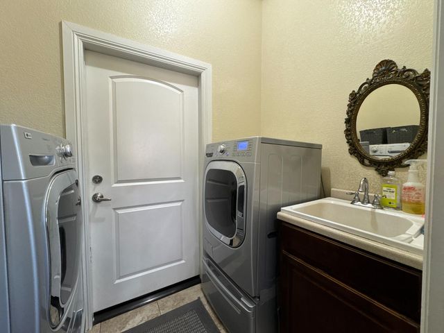 6276 Hilltop Drive, Sanger, CA 93657
