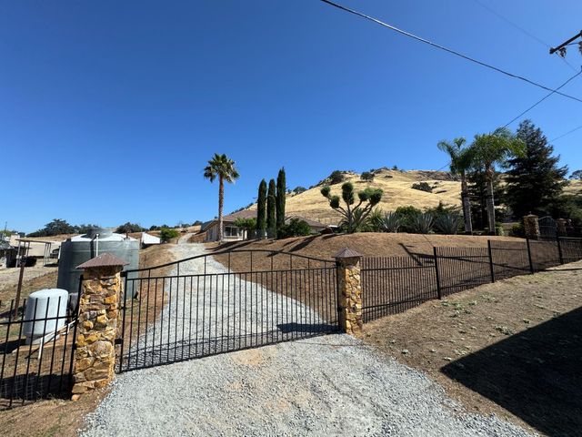 6276 Hilltop Drive, Sanger, CA 93657